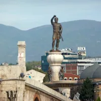 Še eden od številnih kipov ob kamnitem mostu, ki vodi na 
albansko stran mesta.