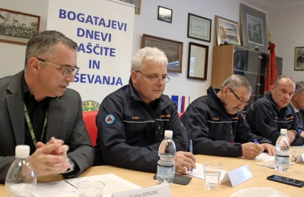 Bogatajeve dneve so predstavili (z leve):  podžupan Andrej Berginc, generalni direktor URSZR Darko 
But, poveljnik civilne zaščite RS Srečko Šestan in vodja postojnske izpostave URSZR Albert Trobec.  