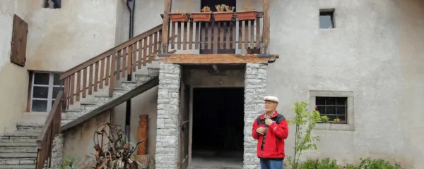 Sežanski slikar Marijan Miklavec je pri 81 letih obnovil staro domačijo