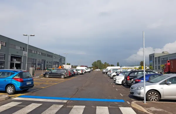 Koprska Marjetica je na nekatere vhode na parkirišča v obrtni coni 
Srmin že zarisala modre črte, ki označujejo območje plačljivih 
parkirnih mest.