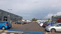 Koprska Marjetica je na nekatere vhode na parkirišča v obrtni coni 
Srmin že zarisala modre črte, ki označujejo območje plačljivih 
parkirnih mest.
