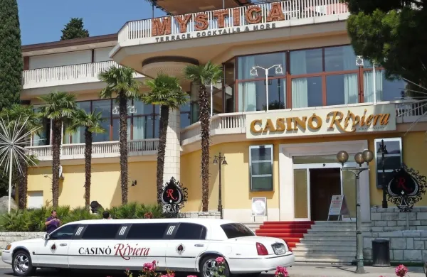 

Skupina Novomatic je v lasti Johanna Grafa, po lestvici revije 
Forbes z desetimi milijardami dolarjev premoženja 181. najbogatejšega Zemljana. Pod njeno okrilje poslej spada tudi portoroški Casino Riviera.