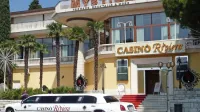 

Skupina Novomatic je v lasti Johanna Grafa, po lestvici revije 
Forbes z desetimi milijardami dolarjev premoženja 181. najbogatejšega Zemljana. Pod njeno okrilje poslej spada tudi portoroški Casino Riviera.