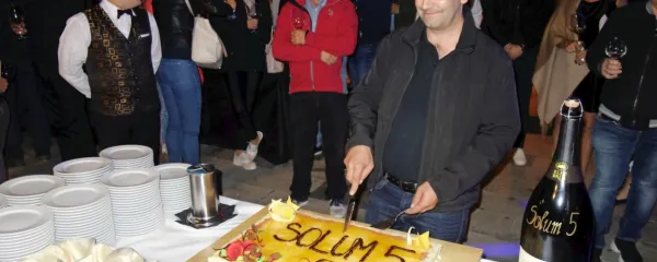 Ob peti obletnici vinoteke Solum so razrezali jubilejno torto.