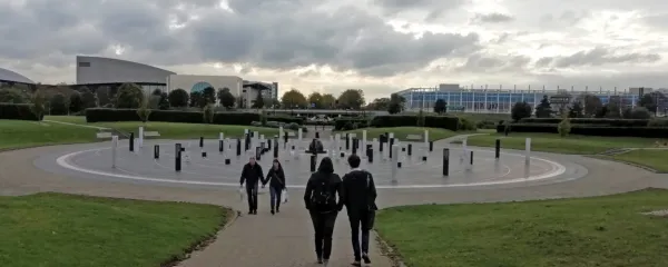Horizont mestnega središča je v zeleni pokrajini komaj zaznaven - 
se bo to kmalu spremenilo? 