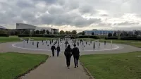 Horizont mestnega središča je v zeleni pokrajini komaj zaznaven - 
se bo to kmalu spremenilo? 