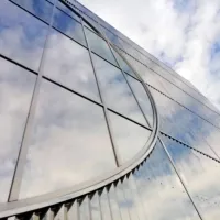 MK Gallery, nova, arhitekturno zanimiva mestna galerija, v kraj 
privablja obiskovalce. 