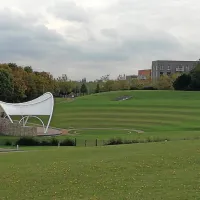 Zelene tribune na odprtem prizorišču. 