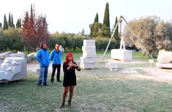 Nove skulpture segajo od naravnih oblik  do nadzorovane estetike.