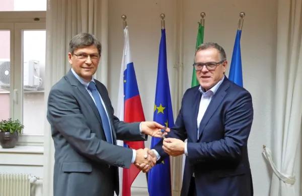 Igor Kolenc je vodil občino do 20. decembra lani, dan zatem je ključe občinske uprave predal   Danilu 
Markočiču (na fotografiji desno).