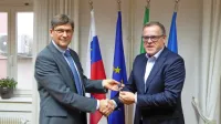 Igor Kolenc je vodil občino do 20. decembra lani, dan zatem je ključe občinske uprave predal   Danilu 
Markočiču (na fotografiji desno).