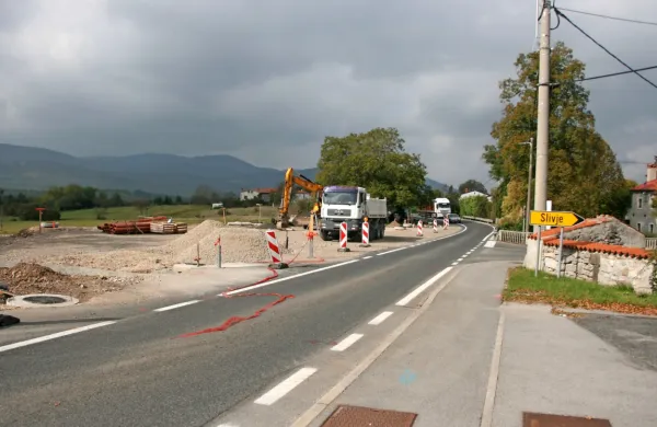V Markovščini bodo predvidoma do spomladi zgradili krožišče, 
povečali križišče na drugem koncu vasi in uredili pločnike z 
razsvetljavo.