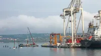 S podaljšanim prvim  pomolom, ki ga načrtujejo do leta 2021 
(trenutno zabijajo testne pilote), bo morda  laže doseči in preseči  
milijon TEU kontejnerjev.