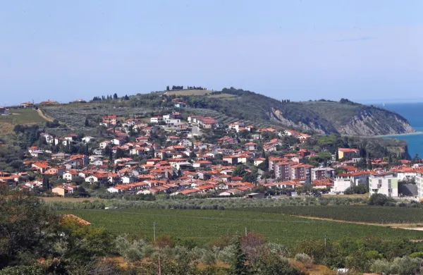 V Sloveniji je po podatkih Gursa približno 170.000 praznih 
stanovanj, med bolj zanimive lokacije pa vsekakor sodijo nepremičnine ob morju.