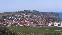 V Sloveniji je po podatkih Gursa približno 170.000 praznih 
stanovanj, med bolj zanimive lokacije pa vsekakor sodijo nepremičnine ob morju.