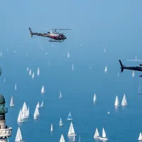Dvanajstminutni prelet regate s helikopterjem je denarnice potnikov olajšal za 159 evrov.