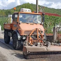 Občinske ceste bosta sanirali podjetji Cestno podjetje Koper in Hip 
Plus. 