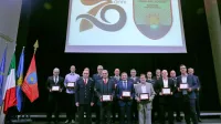 Direktor-poveljnik Denis Glavina (spredaj levo) je ministru Erjavcu, županom štirih istrskih občin in predstavnikom krovnih 
gasilskih organizacij, uprave za zaščito in reševanje ter civilne 
zaščite v zahvalo podelil plakete.