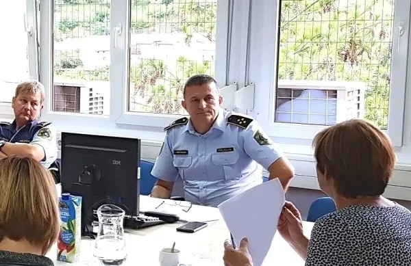  Janko  Mencinger (desno) in Andrej  Ferlinc (levo) sta se pred dnevi 
na posvetu srečala z devetimi uslužbenci CSD iz ajdovske, idrijske, 
tolminske in novogoriške enote.
