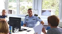  Janko  Mencinger (desno) in Andrej  Ferlinc (levo) sta se pred dnevi 
na posvetu srečala z devetimi uslužbenci CSD iz ajdovske, idrijske, 
tolminske in novogoriške enote.
