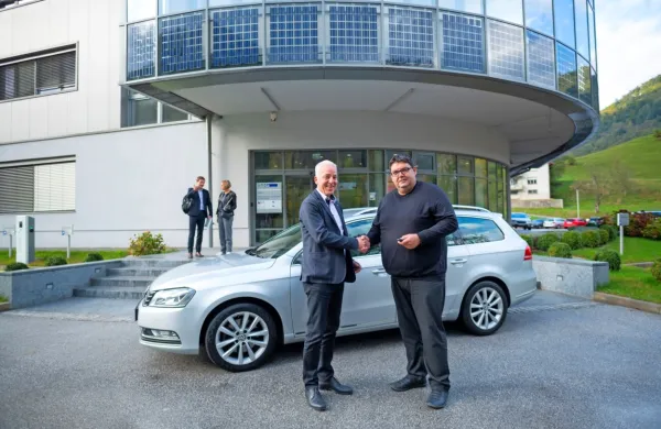Volkswagen passat, ki ga je idrijski občini podarila Hidria (na fotografiji eden od direktorjev hidire 
Dušan Lapajne in župan Tomaž Vencelj) za Sopotnike. 