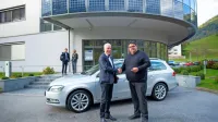 Volkswagen passat, ki ga je idrijski občini podarila Hidria (na fotografiji eden od direktorjev hidire 
Dušan Lapajne in župan Tomaž Vencelj) za Sopotnike. 