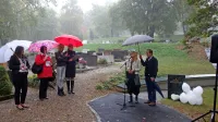  Ob odprtju Parka spominčic je deževalo, kot bi  jokalo tudi nebo.  