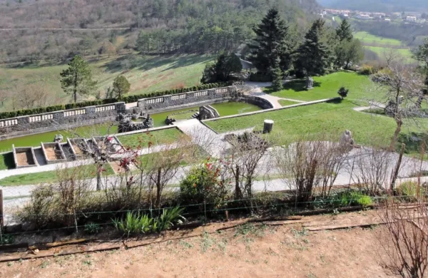 Ferrarijev vrt v Štanjelu ima še veliko turističnih potencialov in  razvojnih možnosti, menijo strokovnjaki. Med drugim bi lahko ponovno 
vzpostavili gojenje vrtnin, sadja in dišavnic, kot so  v zaprtih gredah (na fotografiji levo) že počeli  v preteklosti.