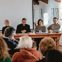 Na omizju so sodelovali (z leve) Gorazd Čad, Stane Sušnik, Erik  
Modic, Nataša Kolenc in Matjaž Mastnak, uvedla jih je Polona 
Abram (z mikrofonom), direktorica Zavoda Komenski Kras.   