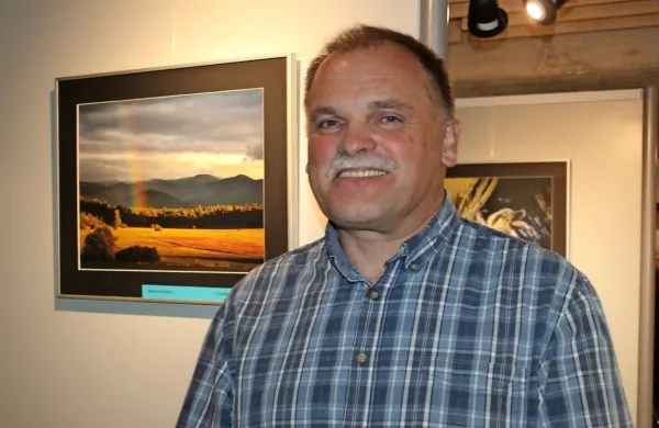 Branko Česnik ob svoji zmagovalni fotografiji Proti mavrici