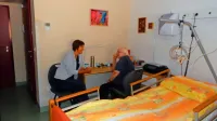 Silva Perdih (desno)  z vodjo tolminskega doma  upokojencev 
Marjeto Tuta. 
