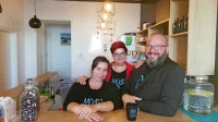V Modri kavi smo ujeli (z leve) strokovno delavko Aleksandro Belle 
Rodrigues, natakarico Tino Kličič in Marka Srleta. 