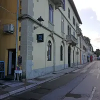Knjigarna in kavarna Modra kava je odprta v Dantejevi ulici v 
Piranu. 