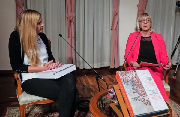 Suzana Todorović (desno) med pogovorom z Martino Vocci.