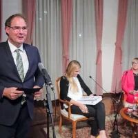 K izdaji narečnega atlasa je kot sozaložnica tokrat pristopila tudi 
Osrednja knjižnica Srečka Vilharja Koper, v imenu katere je zbrane 
podravil direktor David Runco.