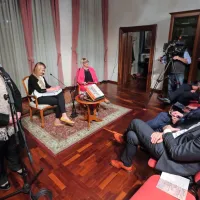 Direktorica knjigarne Libris Ingrid Celestina (levo) in predsednik 
koprske italijanske skupnosti Mario Steffè (desno).
