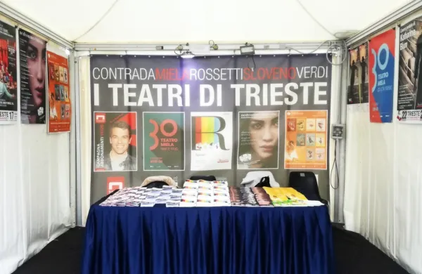 Slovensko stalno gledališče je  bilo prisotno tudi na nabrežju v naselju Barcolana 
pod šotorom, ki je bil namenjen promociji osrednjih tržaških gledališč.