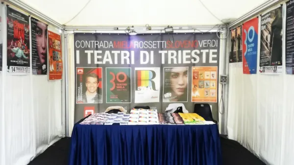 Slovensko stalno gledališče je  bilo prisotno tudi na nabrežju v naselju Barcolana 
pod šotorom, ki je bil namenjen promociji osrednjih tržaških gledališč.
