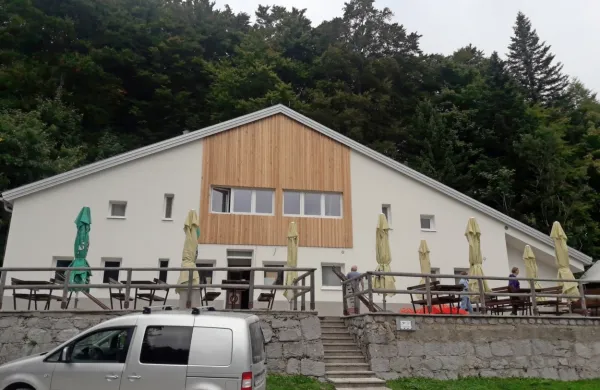 Planinski dom na Sviščakih že ima novo zunanjo podobo, notranjost pa še čaka na dokončanje.