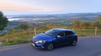 Piko na i poleg primerno doziranih kromiranih dodatkov avtomobilu vsekakor dodajo unikatne led luči, ki so  prepoznavne 
podnevi in ponoči. 