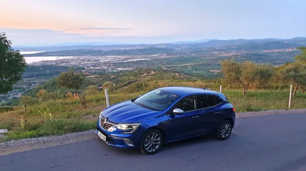 Piko na i poleg primerno doziranih kromiranih dodatkov avtomobilu vsekakor dodajo unikatne led luči, ki so  prepoznavne 
podnevi in ponoči. 