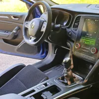 Armaturna plošča je pregledna, a dober vtis malenkost pokvari 
multimedija, ki jo je med vožnjo, zaradi počasnosti delovanja in 
zapletenosti, težko upravljati.

