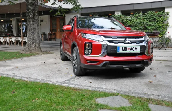 Ima nov obraz in nov motor, a malce čudi odločitev, da Japonci 
ponujajo ročni menjalnik s petimi prestavami.