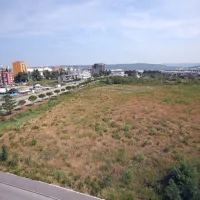 Okrajno sodišče v Kopru bo sredi novembra na dražbi prodajalo to 
zemljišče v lasti  Milana Mandarića.