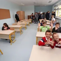 Le kdo bi si misli, da bodo učenci tako veseli učilnice? Morda zato, 
ker je v novem prizidku.    