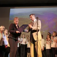 Predsednik države Borut Pahor je ravnateljici OŠ Vojke Šmuc Ireni 
Sivka Horvat izročil priznanje in učence najstarejše istrske šole  
povabil v predsedniško palačo.