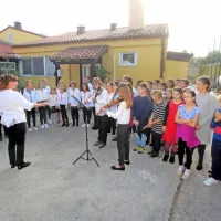 Dočakali 200 let in dobili prizidek