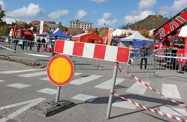 Prireditve, kakršna je Bogatajevi dnevi, so v mestu dobrodošle, a 
zapora parkirišča vzbuja tudi slabo voljo, zlasti pri zaposlenih v 
PTC Primorka in strankah.



