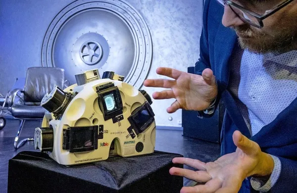 Grigory Shalunov iz družbe  3D Bioprinting Solutions ob 3D 
tiskalniku, s pomočjo katerega so kot prvi v breztežnostnem 
prostoru vzgojili nadomestek mesa.