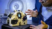 Grigory Shalunov iz družbe  3D Bioprinting Solutions ob 3D 
tiskalniku, s pomočjo katerega so kot prvi v breztežnostnem 
prostoru vzgojili nadomestek mesa.